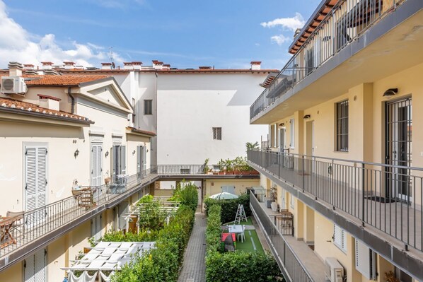 Property grounds - Modern 30 sqm apartment for 3 people, located on the 1st floor of a building (NO lift). The property is located in a quiet neighborhood, with all the main services and well connected to the centre. Nearby it is possible to fine the Parco delle Cascine, (Firenze)