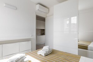 1 bedroom, iron/ironing board, Internet, bed sheets - Modern 30 sqm apartment for 3 people, located on the 1st floor of a building (NO lift). The property is located in a quiet neighborhood, with all the main services and well connected to the centre. Nearby it is possible to fine the Parco delle Cascine, (Firenze)