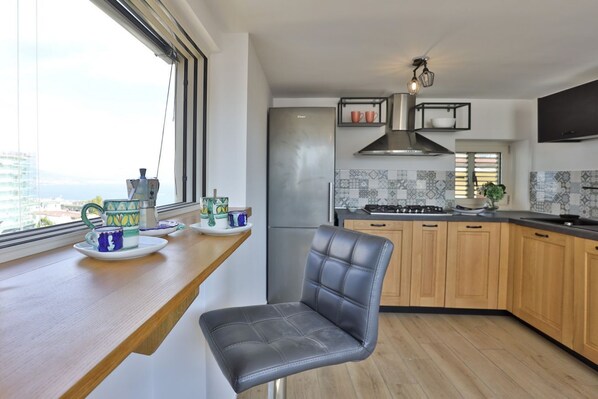 Oven, stovetop, dishwasher, cookware/dishes/utensils - Bright recently renovated apartment with lateral sea view, which sleeps two people in great comfort. The accommodation is located in a period building in the enchanting Posillipo district and is the ideal base for reaching the Fuorigrotta fair area and V (Napoli)