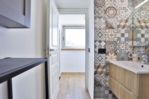 Shower, hair dryer, bidet, towels
