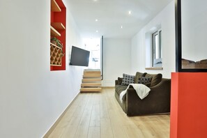 TV - Bright recently renovated apartment with lateral sea view, which sleeps two people in great comfort. The accommodation is located in a period building in the enchanting Posillipo district and is the ideal base for reaching the Fuorigrotta fair area and V (Napoli)