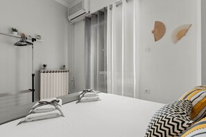 4 bedrooms, iron/ironing board, free WiFi, bed sheets - Chris's Best Apartment in Athens (Egaleo)