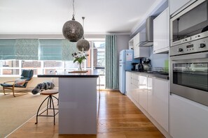 Een koelkast, een microgolfoven, een oven, een vaatwasser
