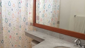 Ein Badezimmer mit Toilette, Waschbecken und Spiegel.