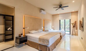 Quarto moderno com duas camas, ventilador de teto, ar condicionado e uma grande janela com vista.