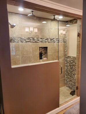 Towels, soap, toilet paper - Outdoor Oasis! Lots of Amenities (West Bloomfield Township)