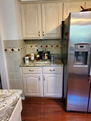 Fridge, microwave, oven, stovetop - Outdoor Oasis! Lots of Amenities (West Bloomfield Township)