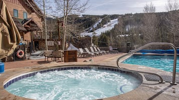 Alberca al aire libre y alberca climatizada