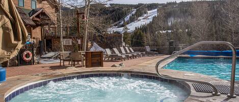Piscina all'aperto, una piscina riscaldata