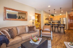 Smart TV, fireplace - Walk to gondola / River Run Village / Outdoor hot tub & pool / Sauna (Keystone)