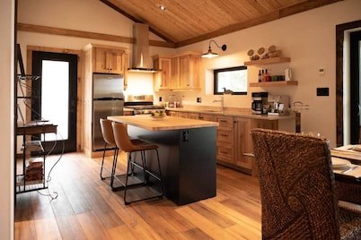 Private Chalet in Nature & Water / West Sun/ Near Algonquin-Park Pass Included