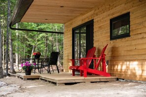 Terrace/patio - Private Chalet in Nature & Water / West Sun/ Near Algonquin-Park Pass Included (Barry's Bay)