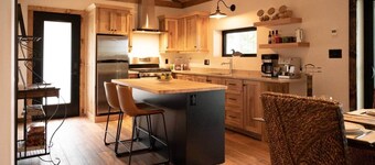 Private Cliffside Chalet, Western Sunsets & Water Access,  Near Algonquin Park