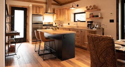 Private Cliffside Chalet, Western Sunsets & Water Access, Near Algonquin Park