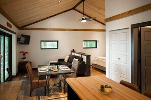 Dining - Private Chalet in Nature & Water / Near Algonquin (Barry's Bay)