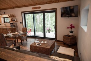 Smart TV, fireplace - Private Chalet in Nature & Water / West Sun/ Near Algonquin-Park Pass Included (Barry's Bay)