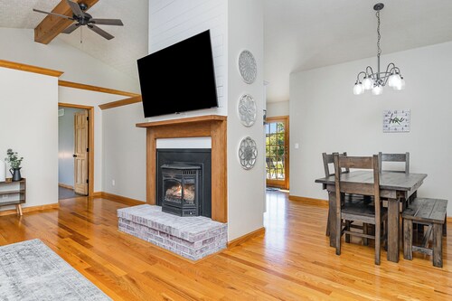 Close to the Ark! Incredible views on 10 private acres w/ firepits!