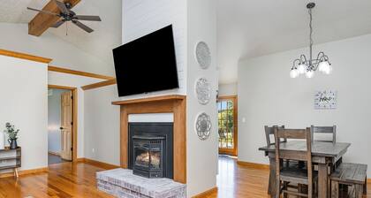 Close to the Ark! Incredible views on 10 private acres w/ firepits!