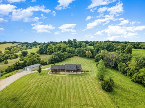 Close to the Ark! Incredible views on 10 private acres w/ firepits!