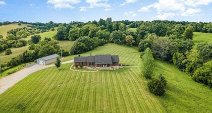 Close to the Ark! Incredible views on 10 private acres w/ firepits!