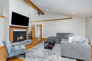 TV connectée, baby-foot, livres