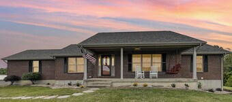 Close to the Ark! Incredible views on 10 private acres w/ firepits!