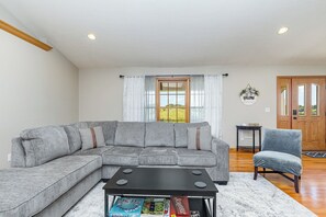 TV connectée, baby-foot, livres