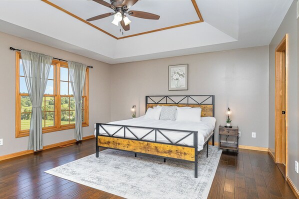 4 chambres, bureau, fer et planche à repasser, lit parapluie