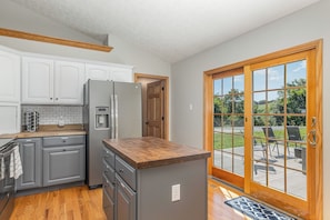 Fridge, microwave, oven, stovetop - Close to the Ark! Incredible views on 10 private acres w/ firepits! (Corinth)