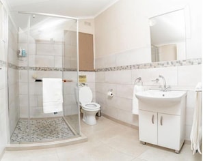 Serviettes fournies, savon, shampoing, papier toilette