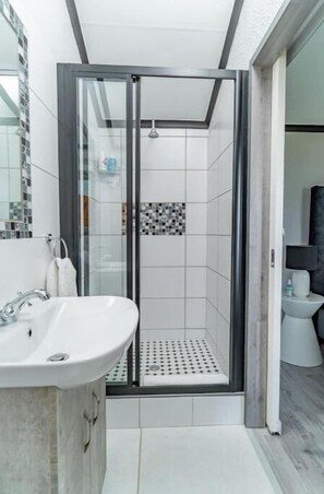 Towels, soap, shampoo, toilet paper