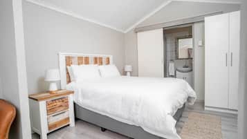 1 bedroom, desk, free WiFi, bed sheets