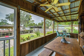 Outdoor dining - Satsuma Home w/ Fire Pit + Dunns Creek Access! (Satsuma)