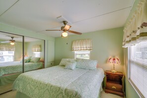2 bedrooms, iron/ironing board, WiFi, bed sheets - Satsuma Home w/ Fire Pit + Dunns Creek Access! (Satsuma)