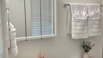 Séchoir à cheveux, serviettes fournies, savon, shampooing