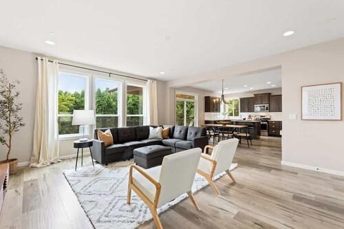 5 Bedroom Home w/Guest Suite & Private Sauna