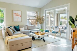 Smart-TV, Bücher, Musikbibliothek, Stereoanlage