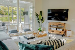 Smart-TV, Bücher, Musikbibliothek, Stereoanlage