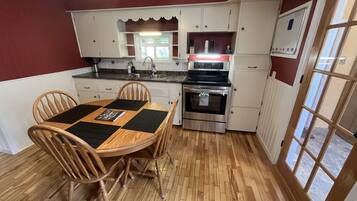 Een koelkast, een magnetron, een oven, een kookplaat