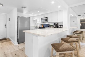 KĂźhlschrank, Mikrowelle, Ofen, Herdplatte