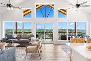 Smart TV, chimenea, futbolito