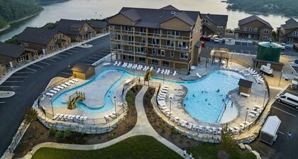 Hot Tub, Lake Views, Shared Pools & Free Tickets at Feels Like Summer