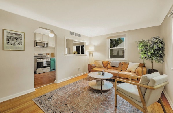 Smart TV - Cozy- Stylish 2 bd with fenced in back yard w/ Firepit (Ferndale)