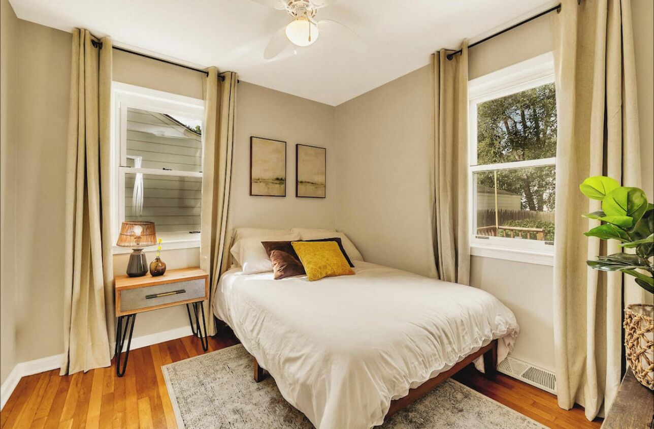 2 bedrooms, desk, iron/ironing board, WiFi