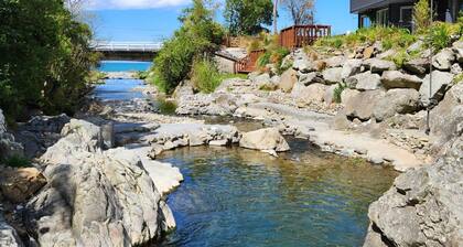 Large holiday home set across from the beach