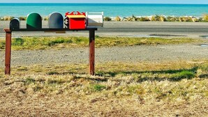 Beach - Large holiday home set across from the beach (Half Moon Bay)