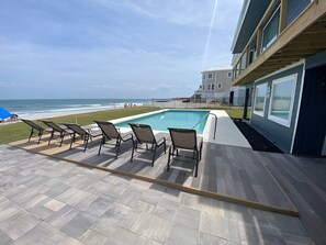 Una piscina al aire libre, una piscina climatizada