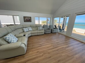 Smart TV, DVD player, books - Oceanfront 6 bedroom dog friendly heated pool (Murrells Inlet)