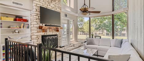 Smart TV, fireplace
