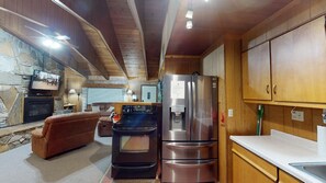 Kylskåp, mikrovågsugn, ugn och spishäll